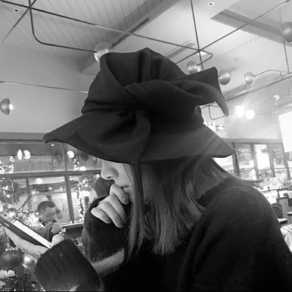 Big ribbon hat
